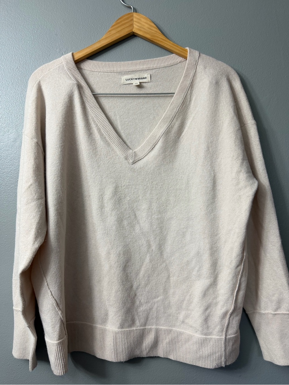Lucky Brand Women’s V-Neck Sweater in Light Beige Large